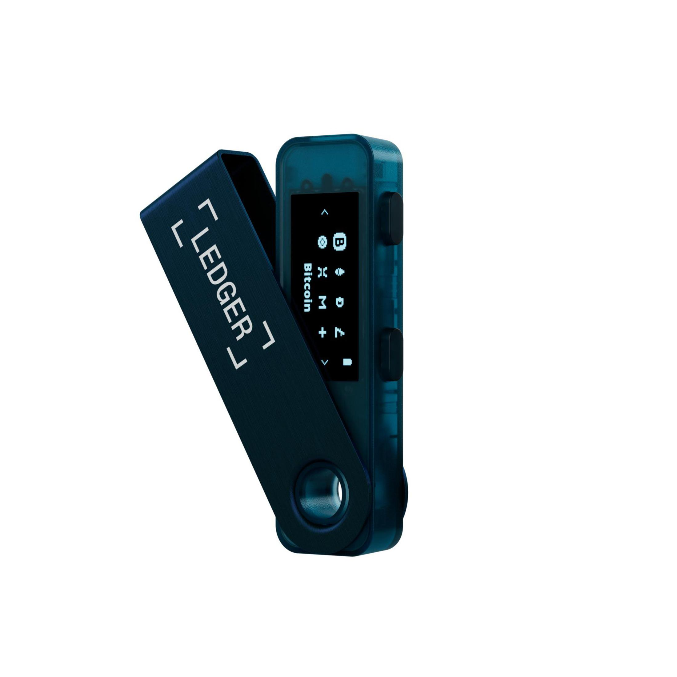 Una billetera de hardware de criptomonedas Ledger Nano X azul oscuro está abierta, mostrando una transacción de Bitcoin.
