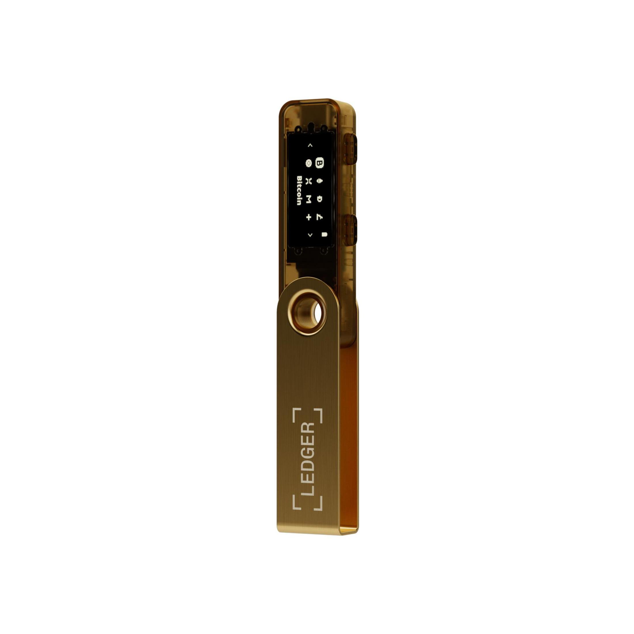 Cartera de hardware Ledger dorada mostrando una transacción Bitcoin en pantalla.