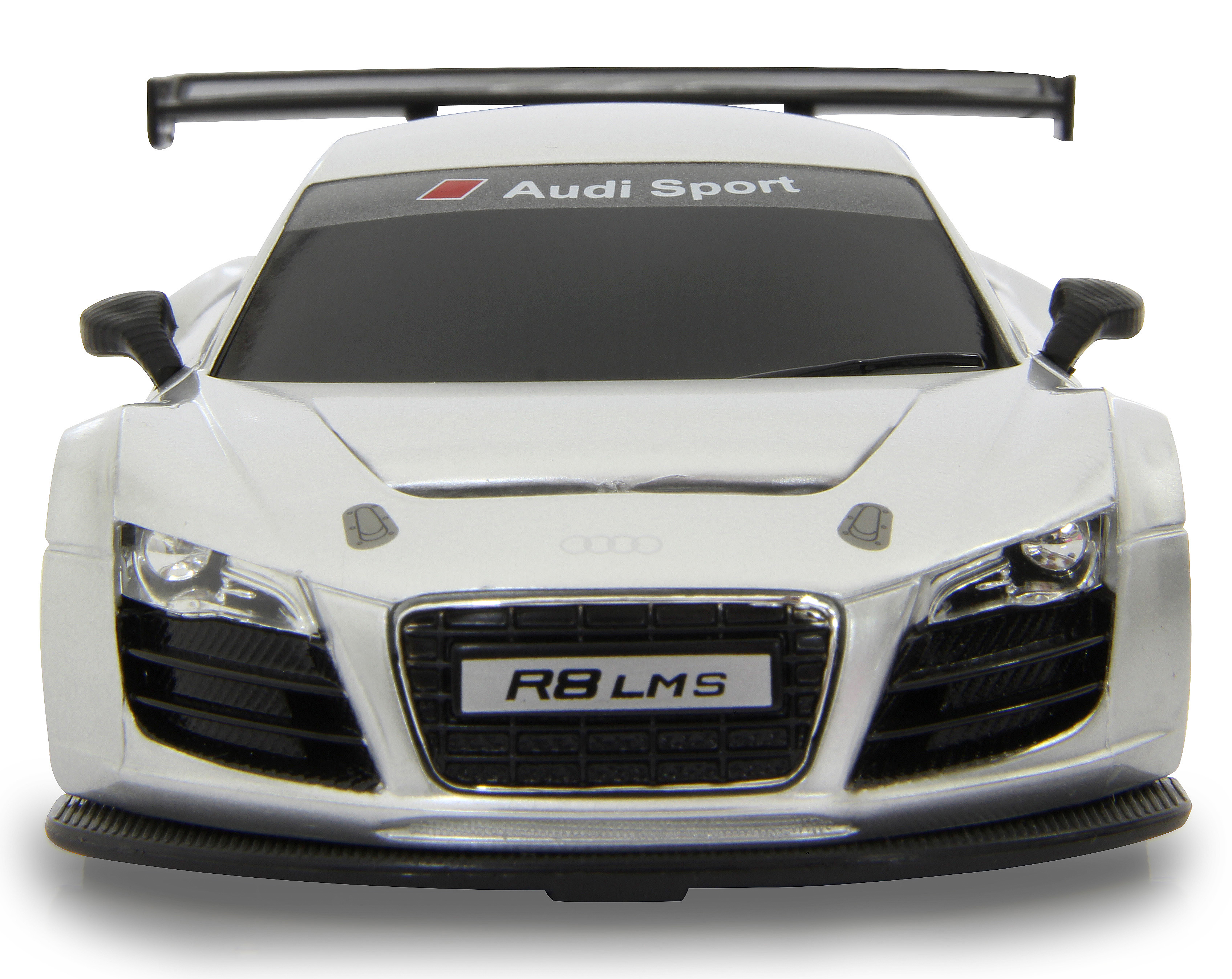 Srebrny model samochodu wyścigowego Audi z przodu, na białym tle z czarnymi detalami.