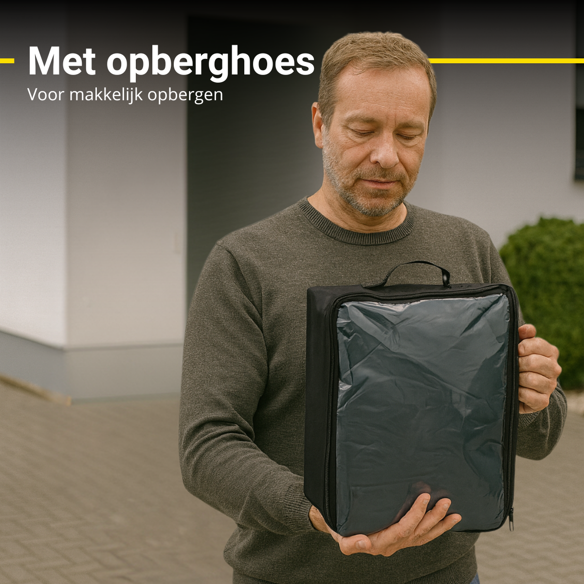 Een man die een zwarte autohoes in een opbergtas vasthoudt, met een huisfaçade op de achtergrond.