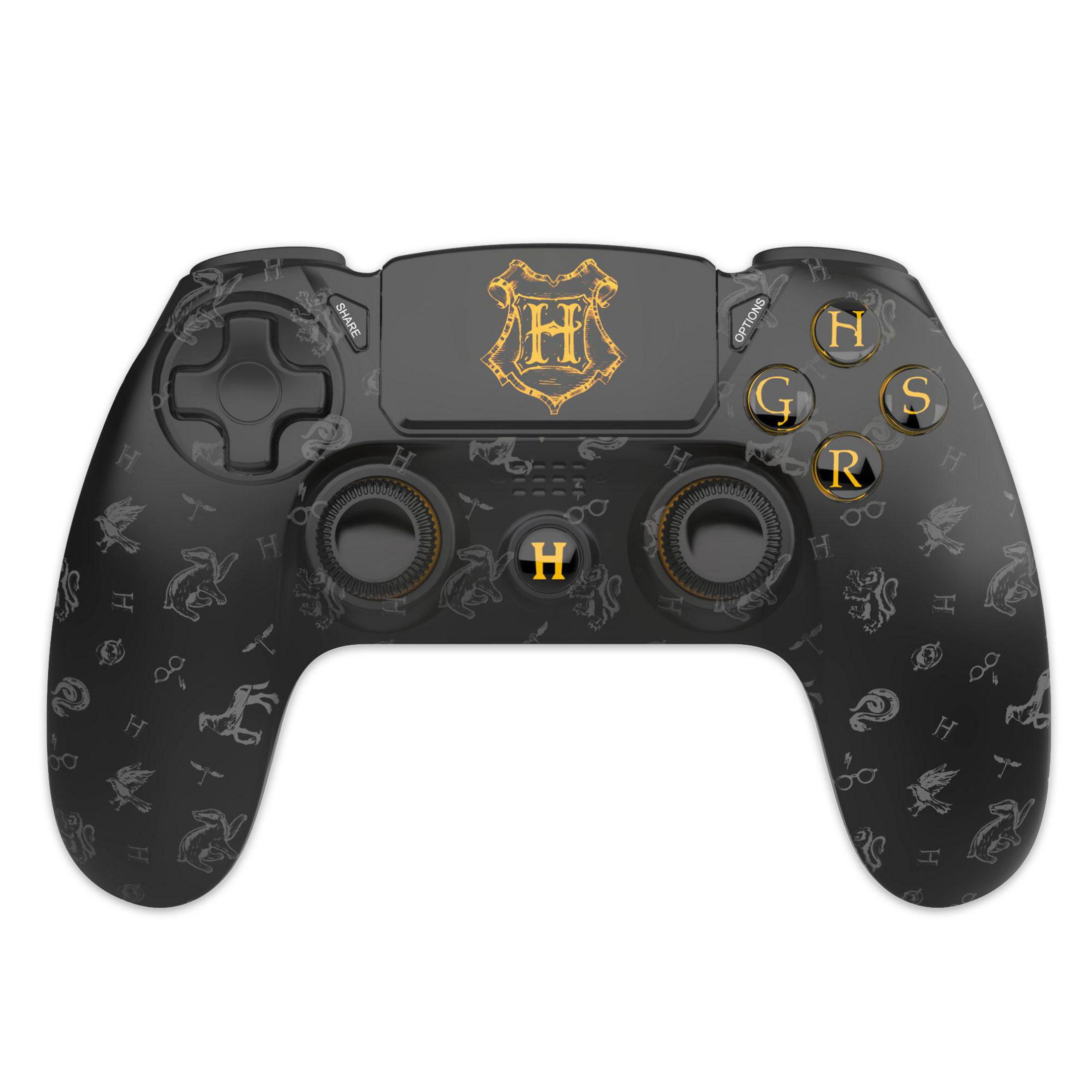 Controller di gioco nero di Harry Potter con dettagli dorati. Include simboli, pulsanti e lo stemma di Hogwarts.