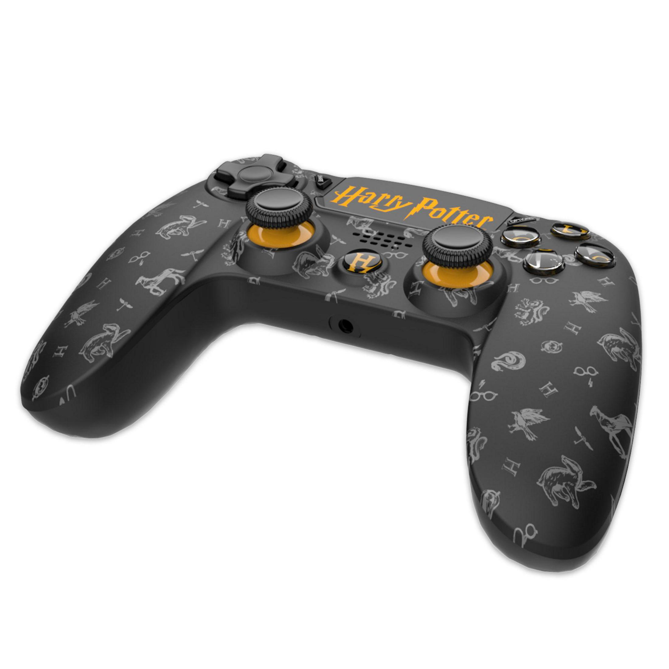 Un controller di gioco nero a tema Harry Potter con accenti arancioni è mostrato su sfondo bianco.