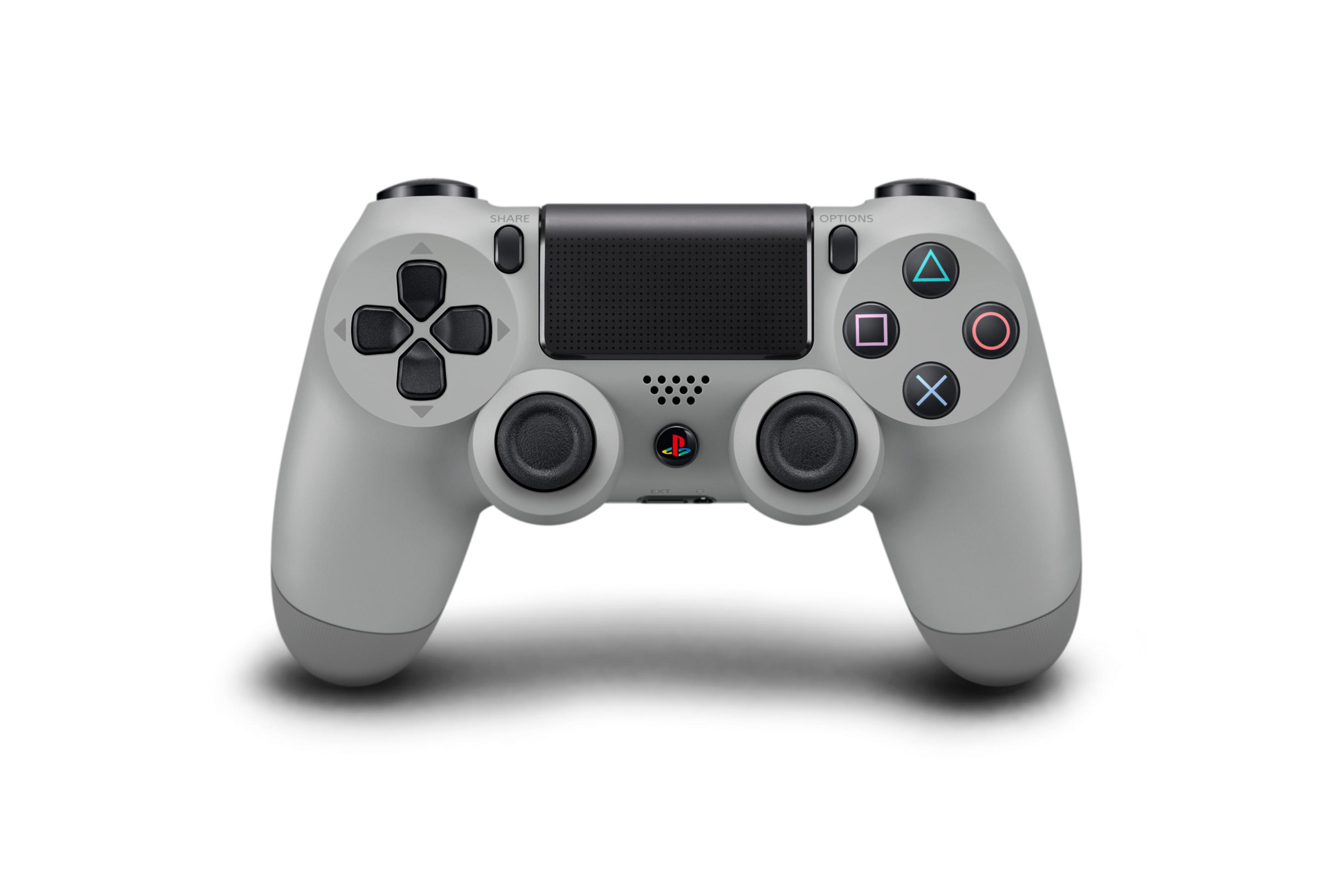 Un controller grigio per PlayStation 4 con il layout dei pulsanti standard, su sfondo bianco.