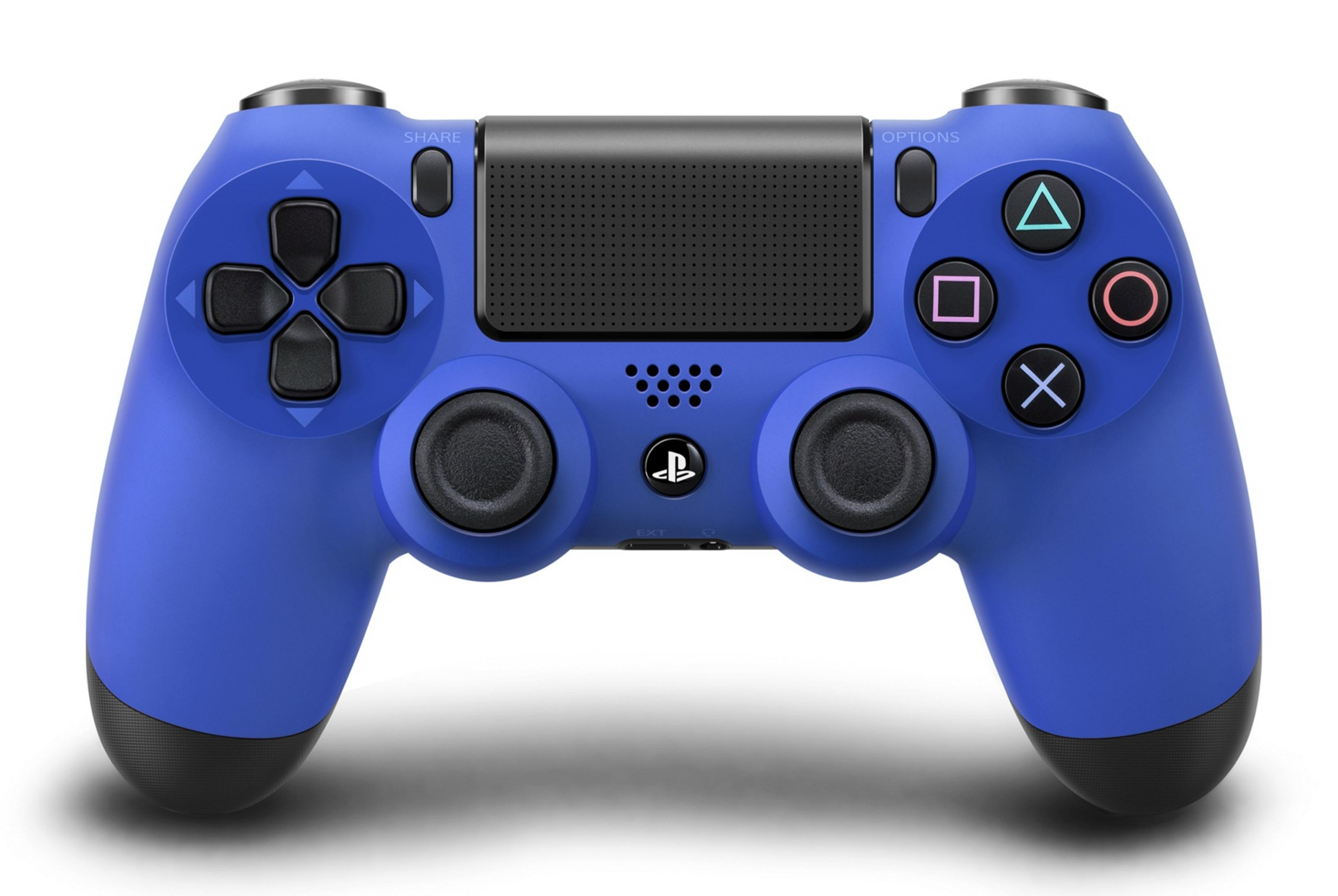 Controller blu per PlayStation 4. Ha pulsanti, levette analogiche e un touchpad.