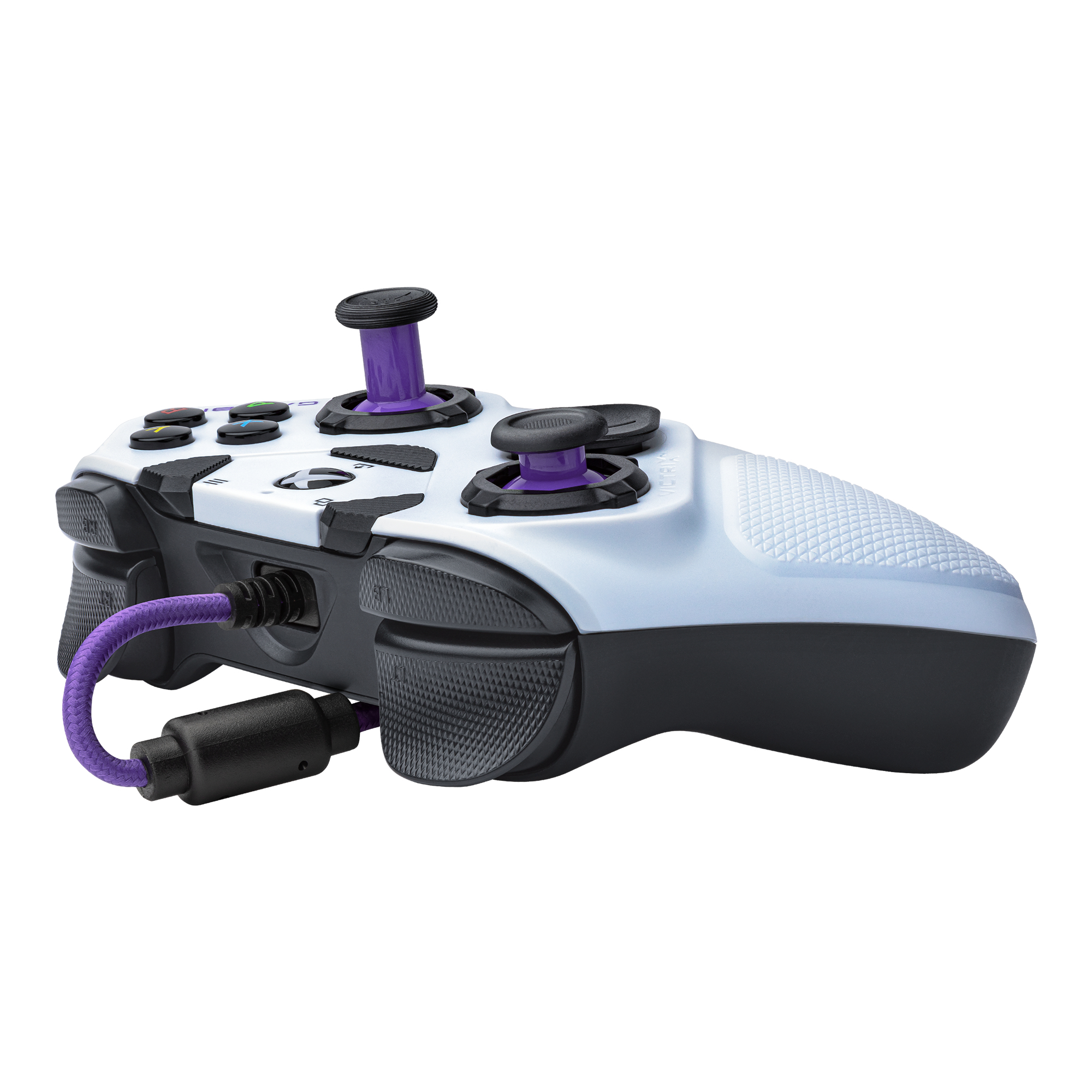 Un controller bianco e nero con joystick viola e cavo viola.