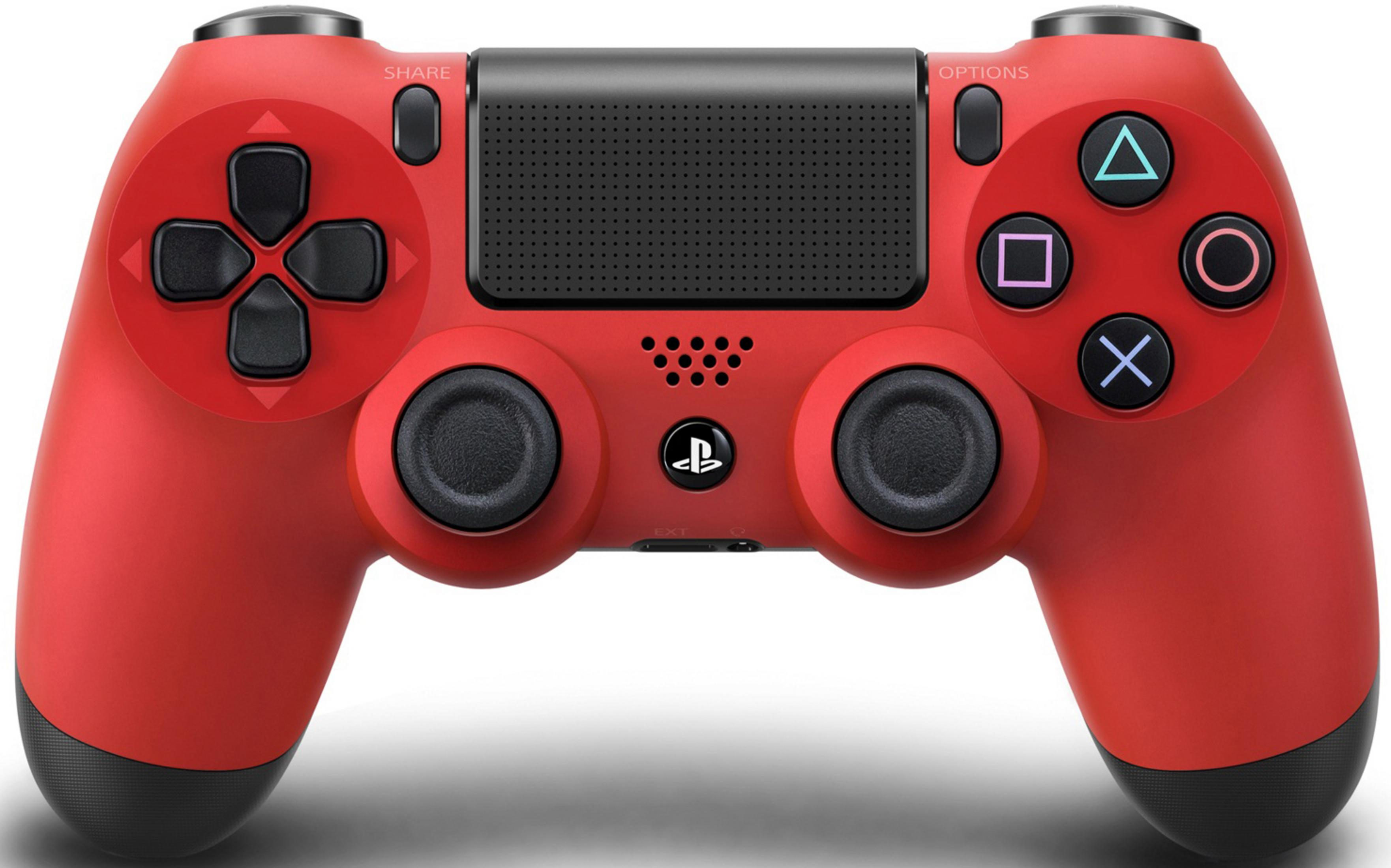 Un controller PS4 rosso, con pulsanti share, opzioni e PlayStation, su sfondo bianco.