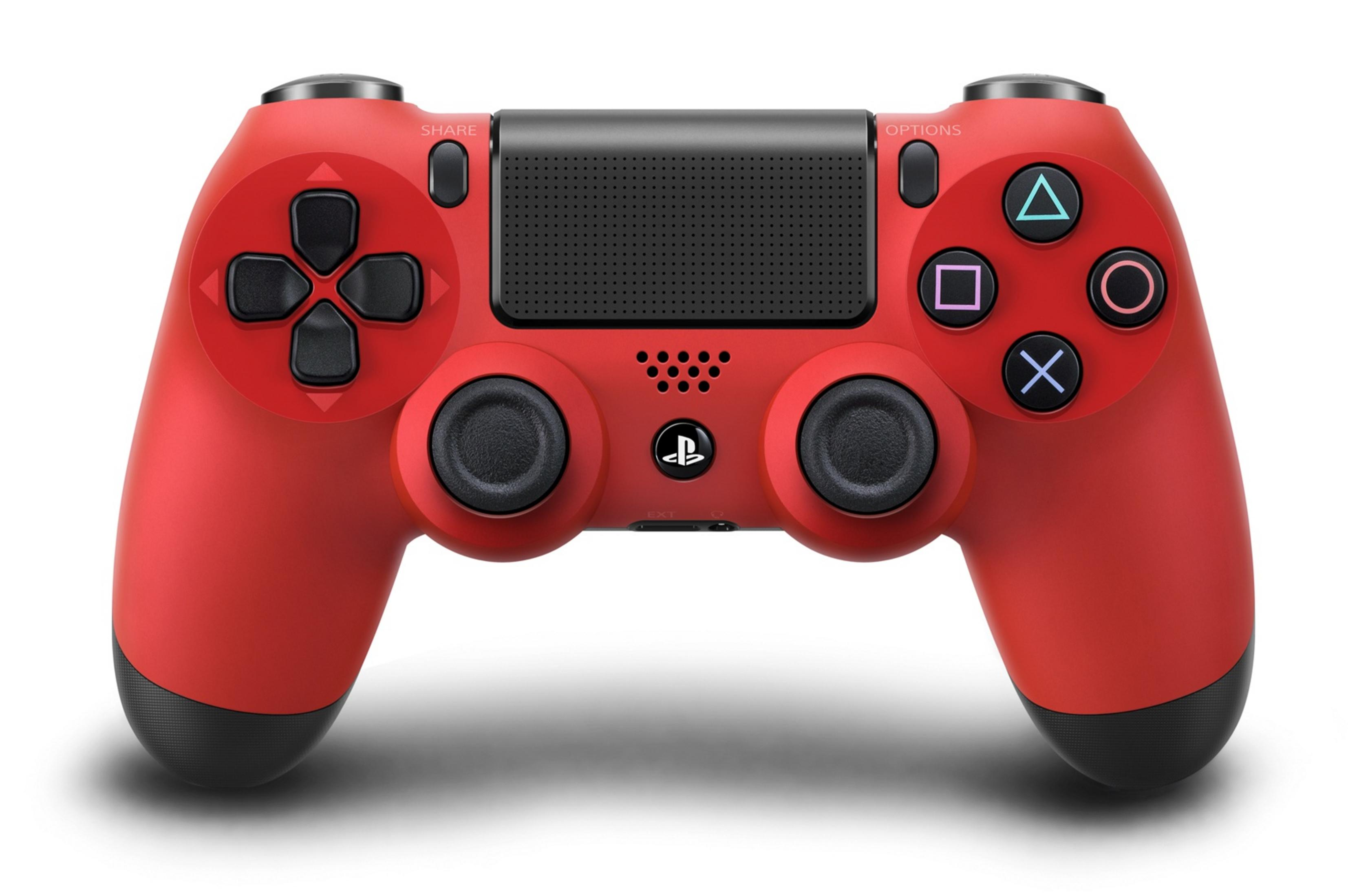 Un controller PlayStation 4 rosso, con pulsanti e joystick, è mostrato su sfondo bianco.