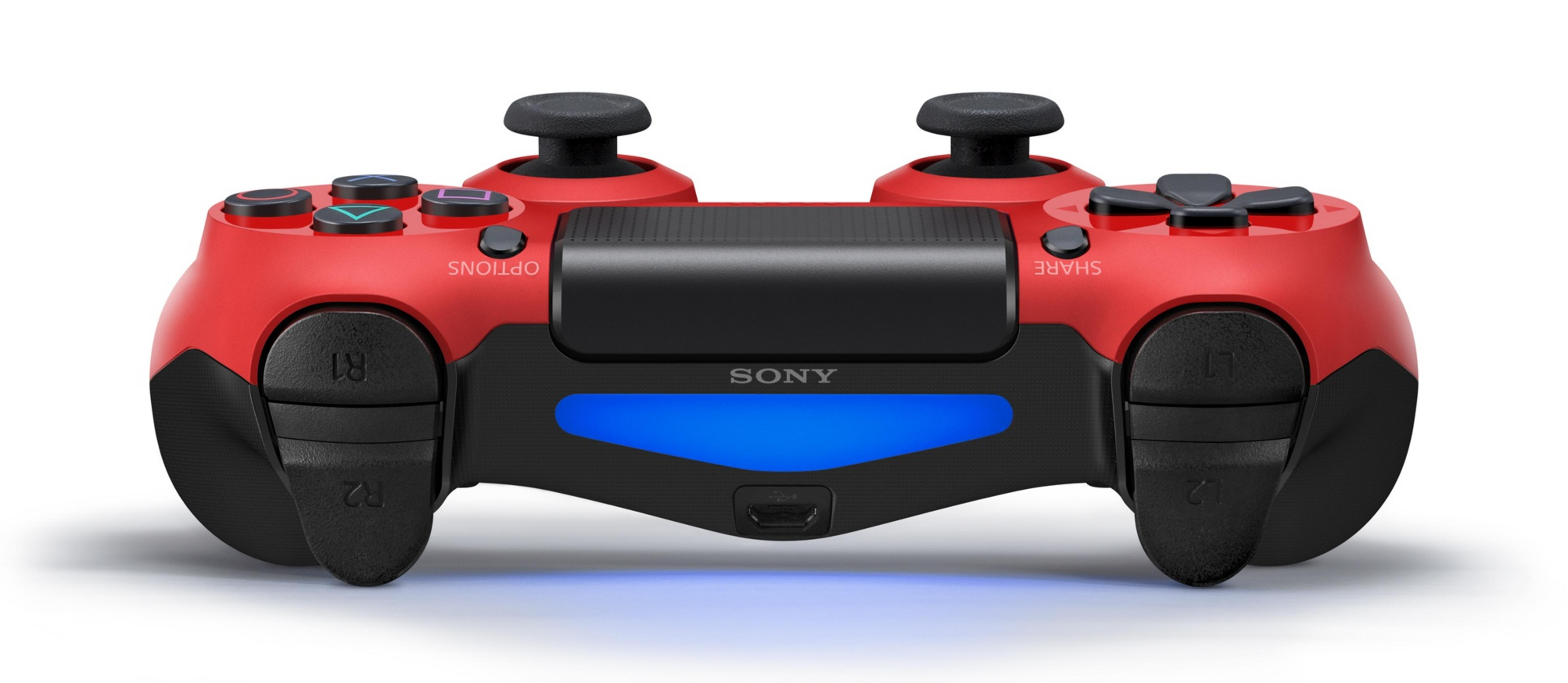 Un controller PS4 rosso con luce blu, pulsanti e joystick, è mostrato su sfondo bianco.