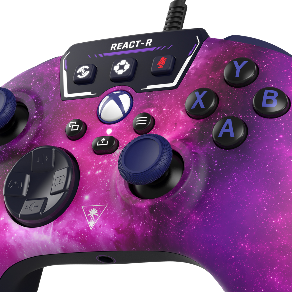 Controller di gioco con un design galassia, con pulsanti e joystick su sfondo bianco.
