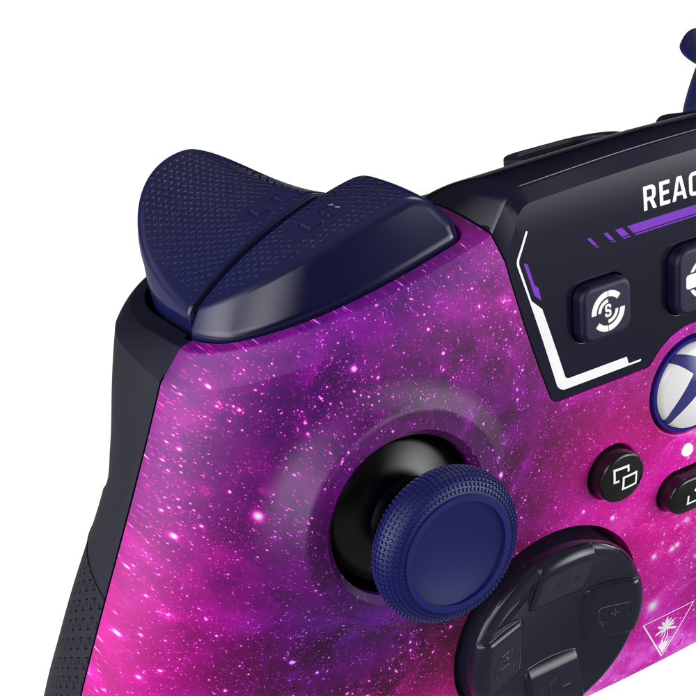 Primo piano di un controller di gioco con un design galassia su sfondo bianco.