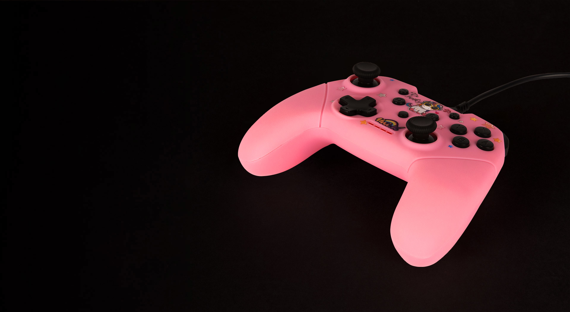 Un controller rosa su sfondo nero. Il controller ha pulsanti e joystick.