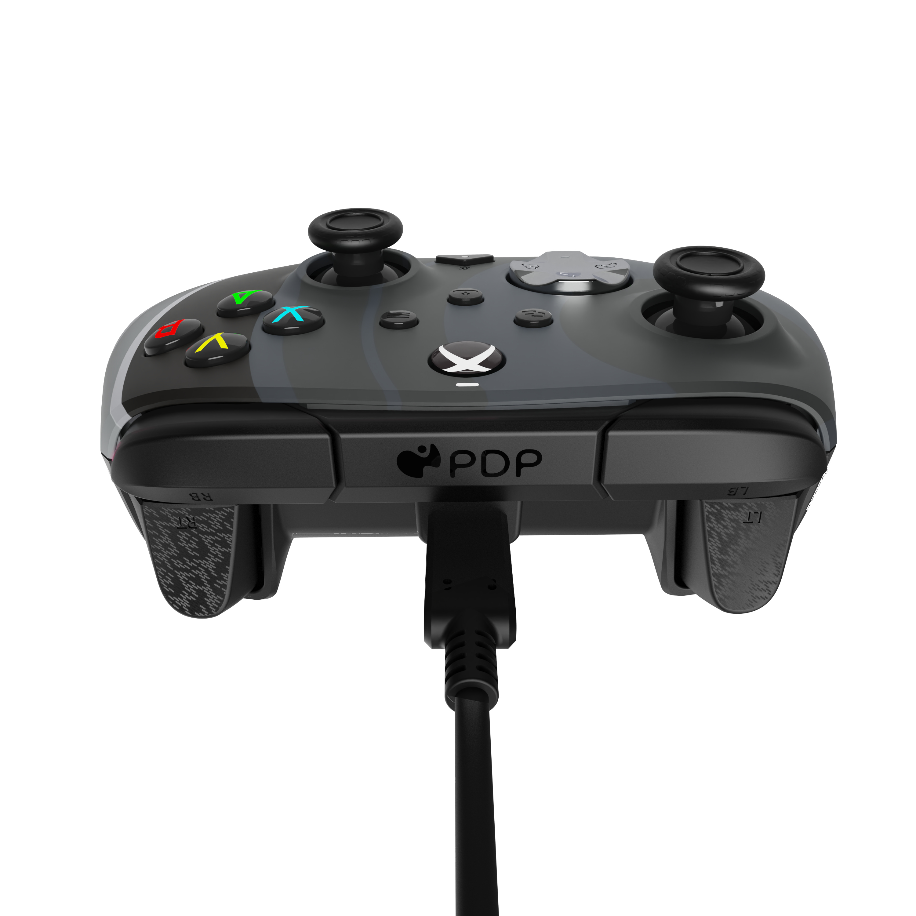 Un mando Xbox negro y gris con un cable enchufado. El mando está sobre un fondo blanco.