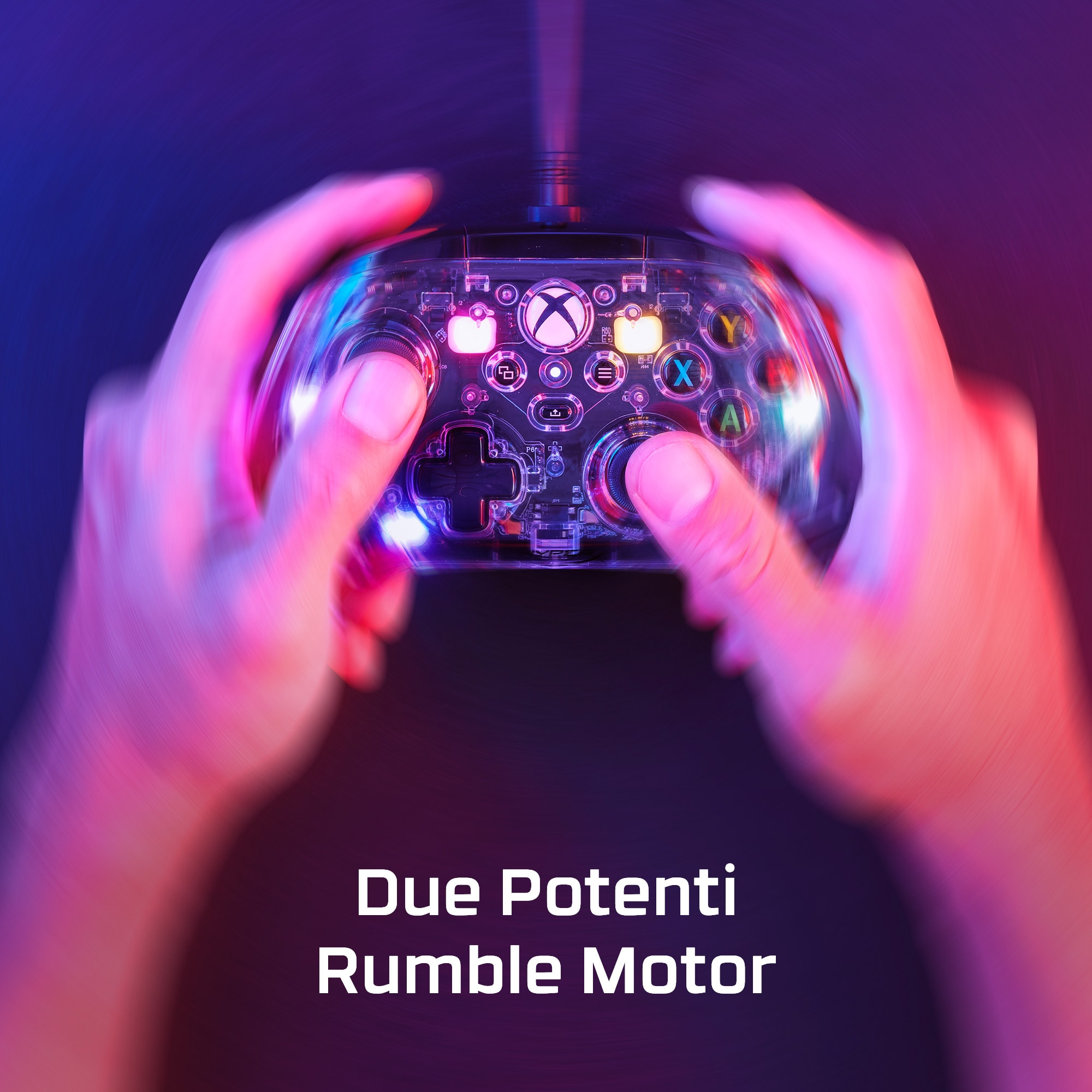 Dłonie trzymają przezroczysty kontroler. Przyciski świecą, tekst: 'Due Potenti Rumble Motor'.