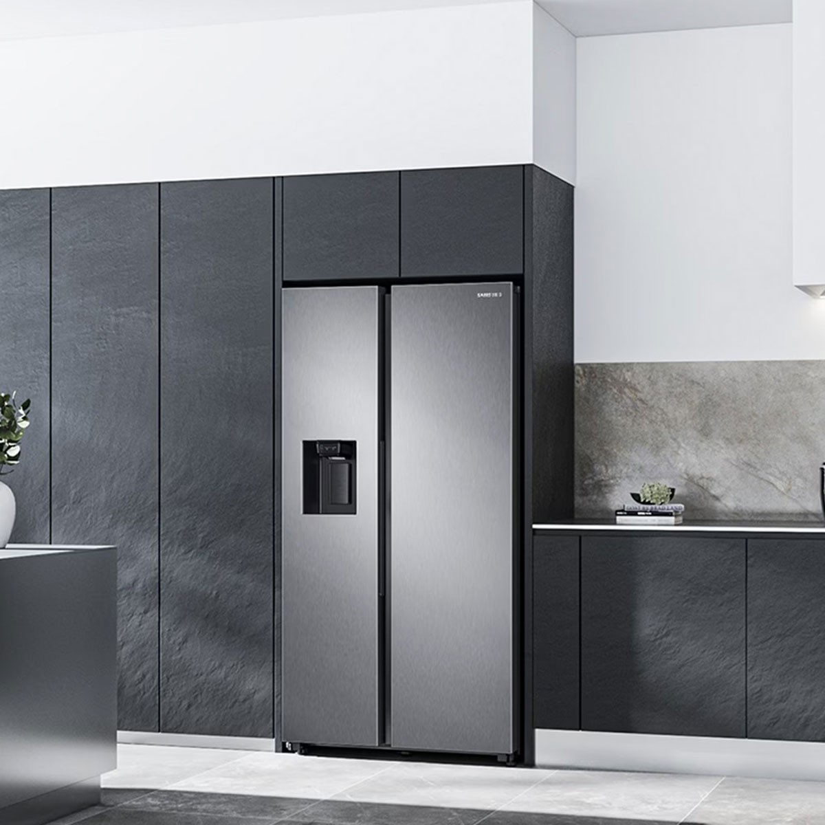 Una cocina moderna con un gran refrigerador de acero inoxidable. La cocina está bien iluminada y es moderna.