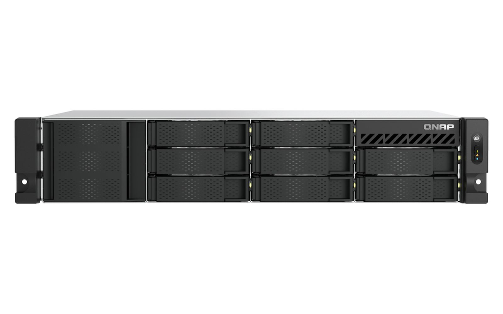Frontansicht eines schwarzen QNAP-Servers, mit Laufwerksschächten und QNAP-Logo.