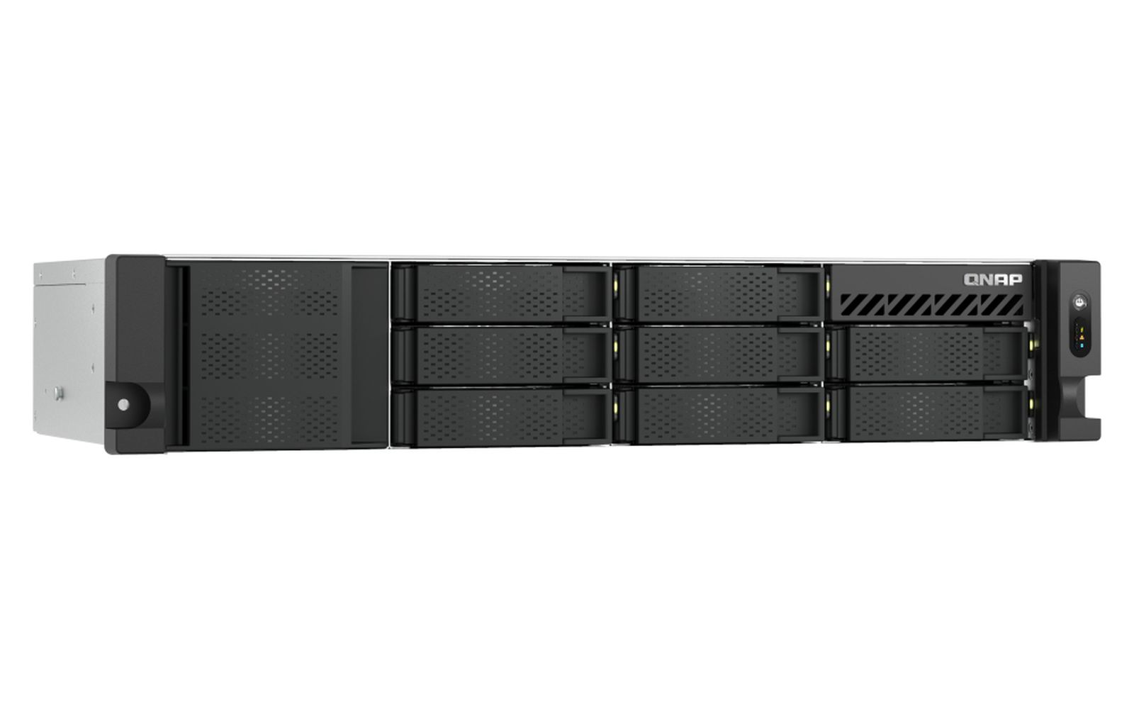 Ein schwarzer QNAP-Server mit mehreren Laufwerksschächten, auf weißem Hintergrund. Der Markenname ist auf der Vorderseite sichtbar.