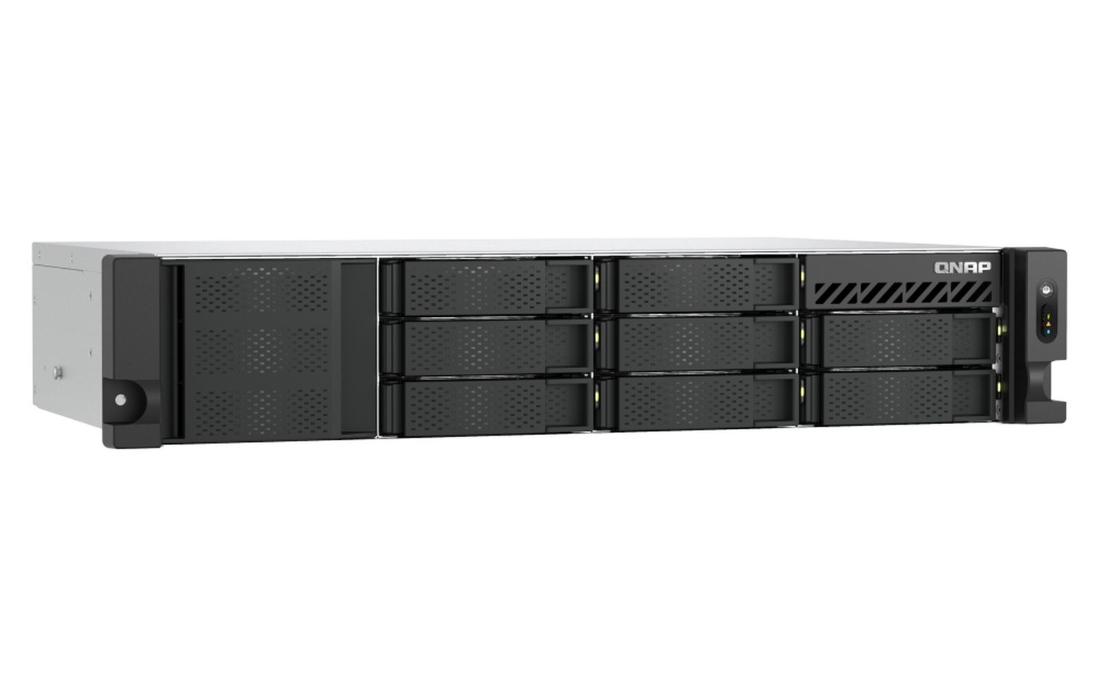 Schwarzer QNAP-Server mit Laufwerksschächten, QNAP-Logo, auf weißem Hintergrund.