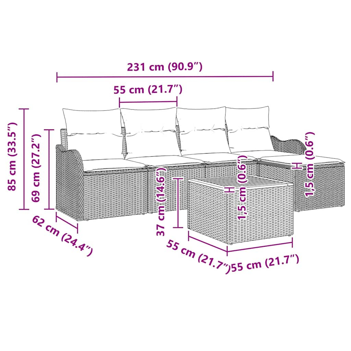 Ein geflochtenes Korbmöbel-Set mit beschrifteten Abmessungen und einem kleinen quadratischen Tisch. Kissen auf dem Sofa.