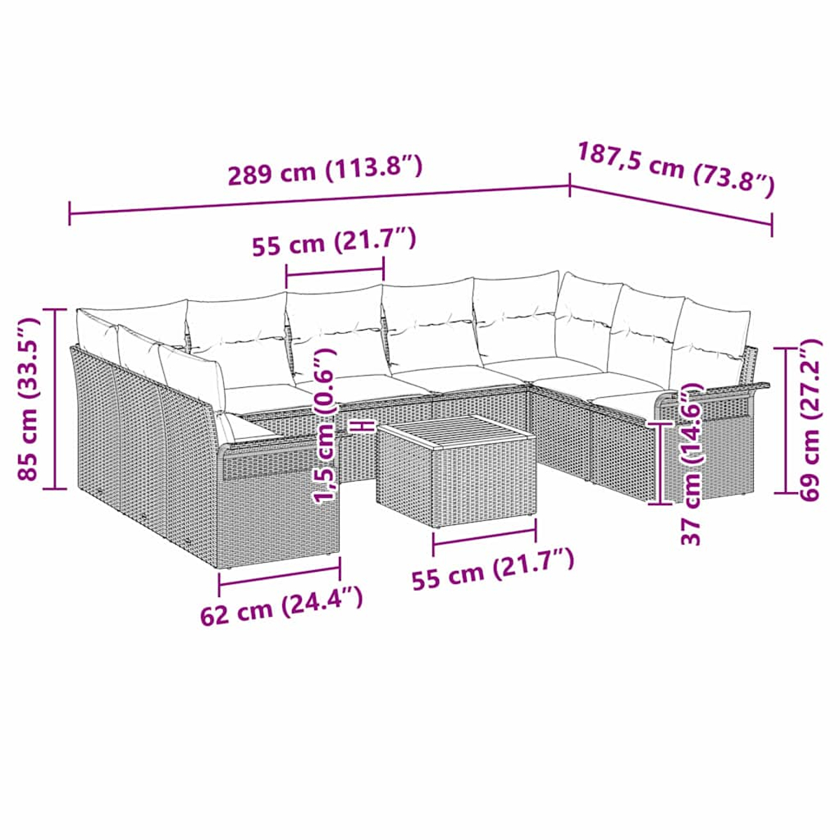 Geflochtenes Sofa mit Maßen in cm und Zoll, Kissen und einem kleinen Tisch.