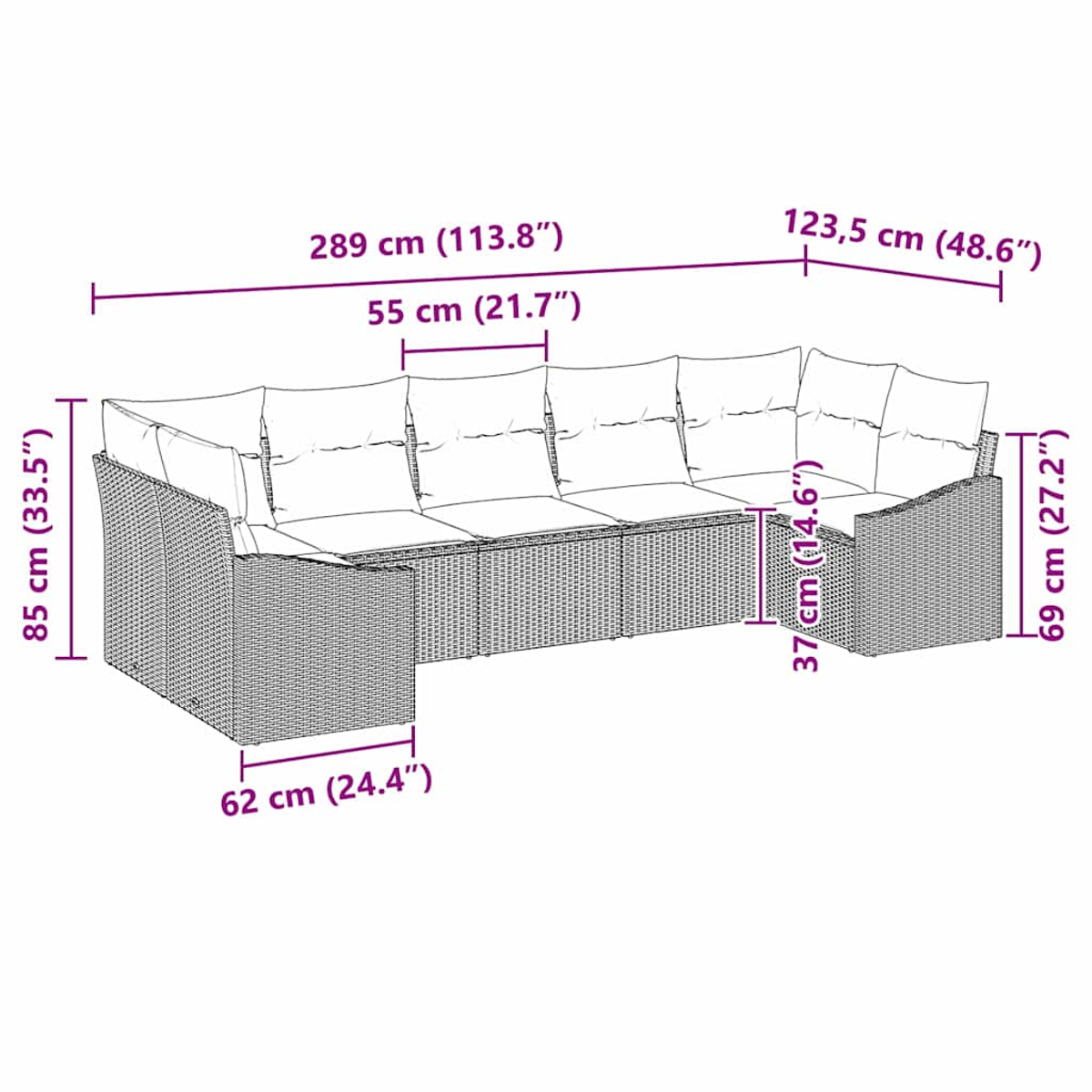 Un sofá seccional de mimbre con dimensiones. El sofá tiene cojines y una mesa auxiliar.