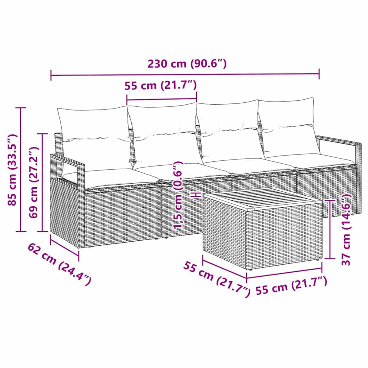 Rattansofa mit Maßen. Das Sofa ist braun und hat weiße Kissen. Davor steht ein brauner Tisch.