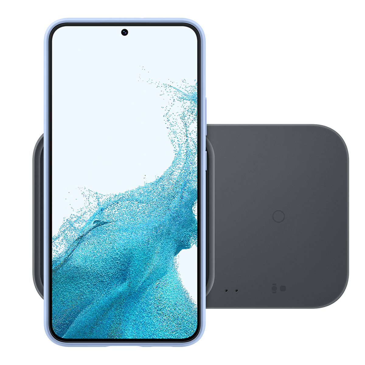 Smartfon z niebieskim etui na czarnej ładowarce bezprzewodowej. Telefon jest na ładowarce.