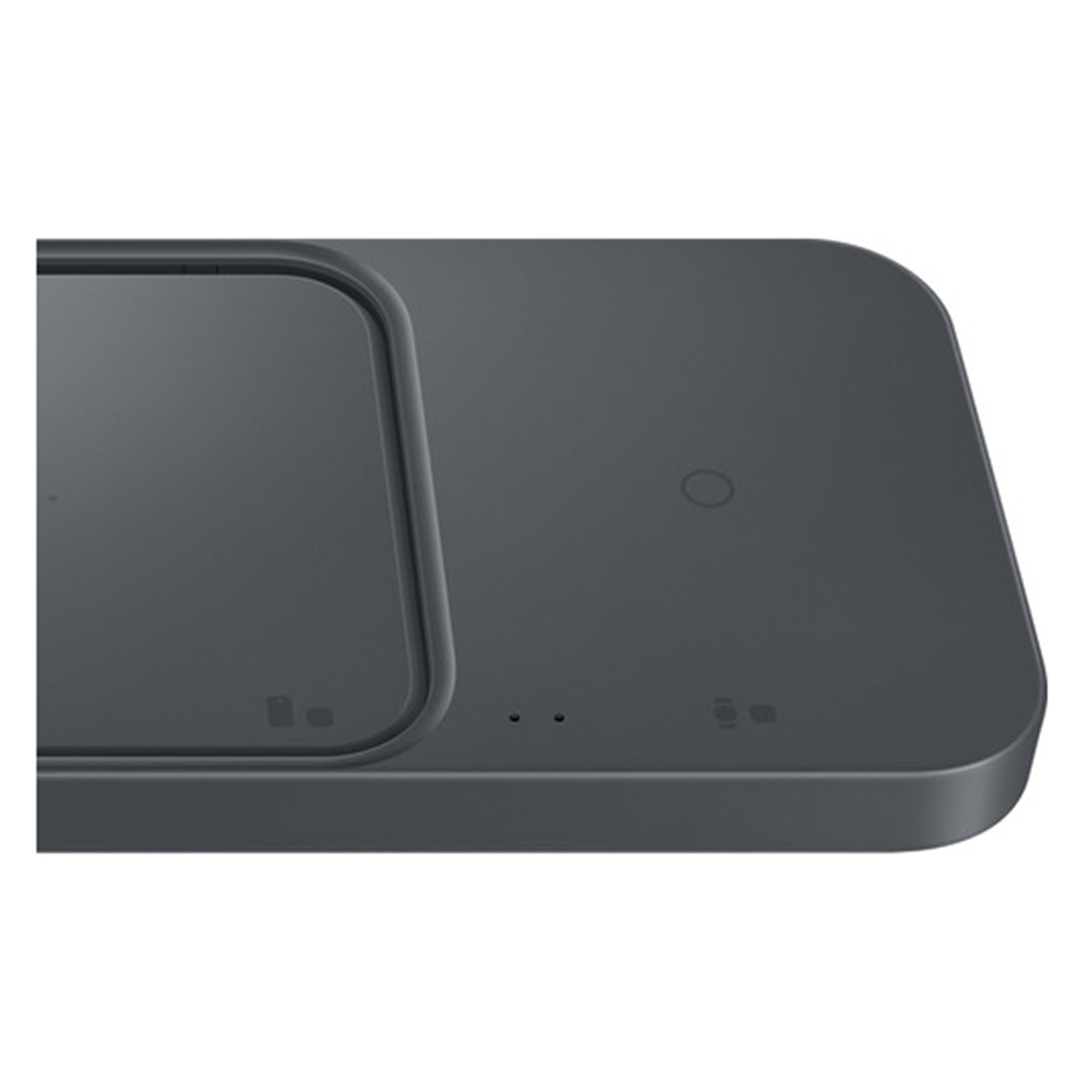 Zbliżenie czarnej ładowarki bezprzewodowej. Ma podkładkę ładującą i małe światło.