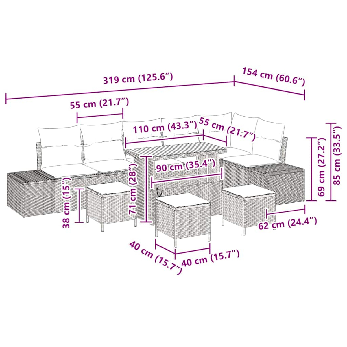 Set da esterno in vimini con tavolo e pouf. Le dimensioni sono indicate. I cuscini sono bianchi.