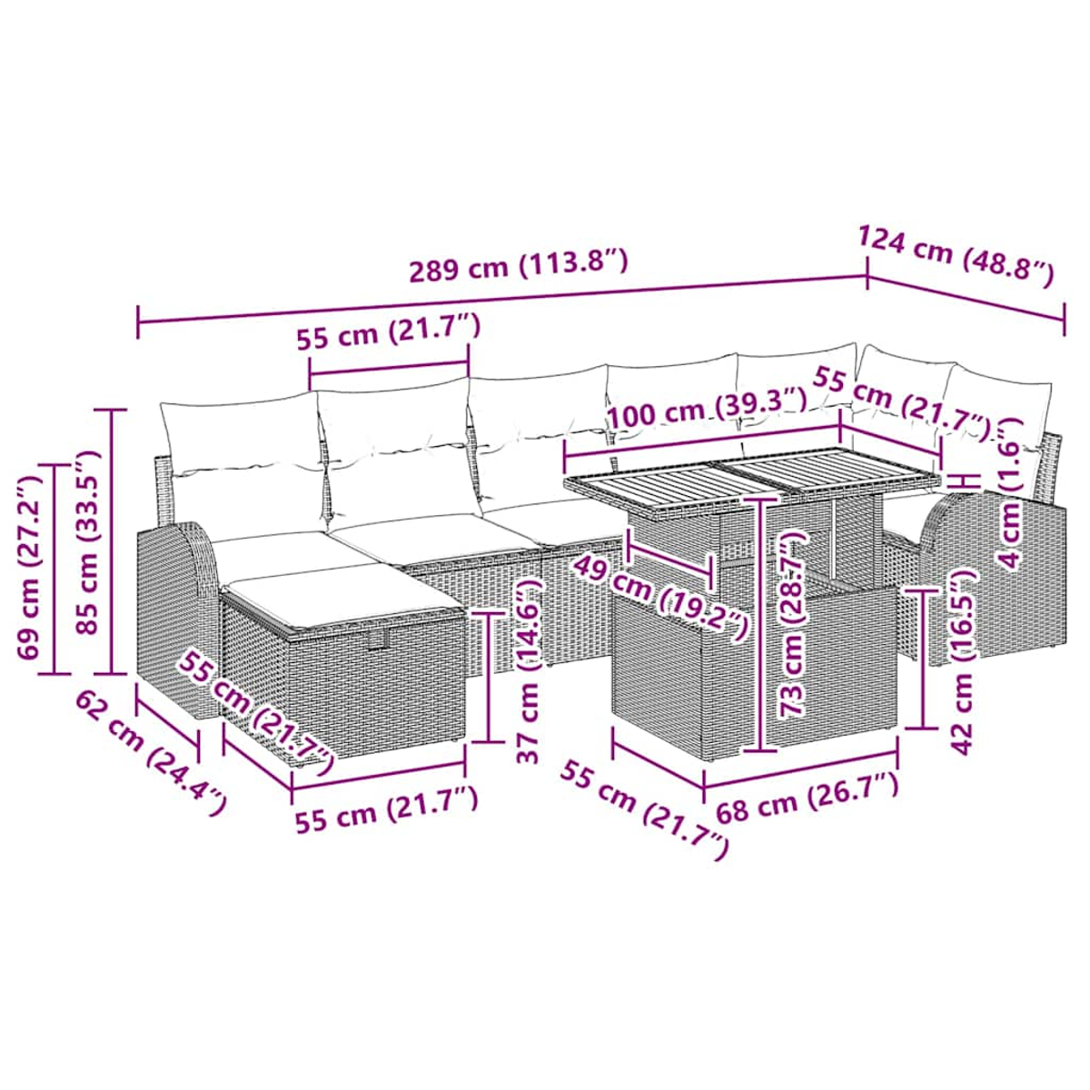 Geflochtenes Outdoor-Möbelset mit Sofa, Tisch und überlagerten Abmessungen. Weiße Kissen. Die Umgebung ist im Freien.