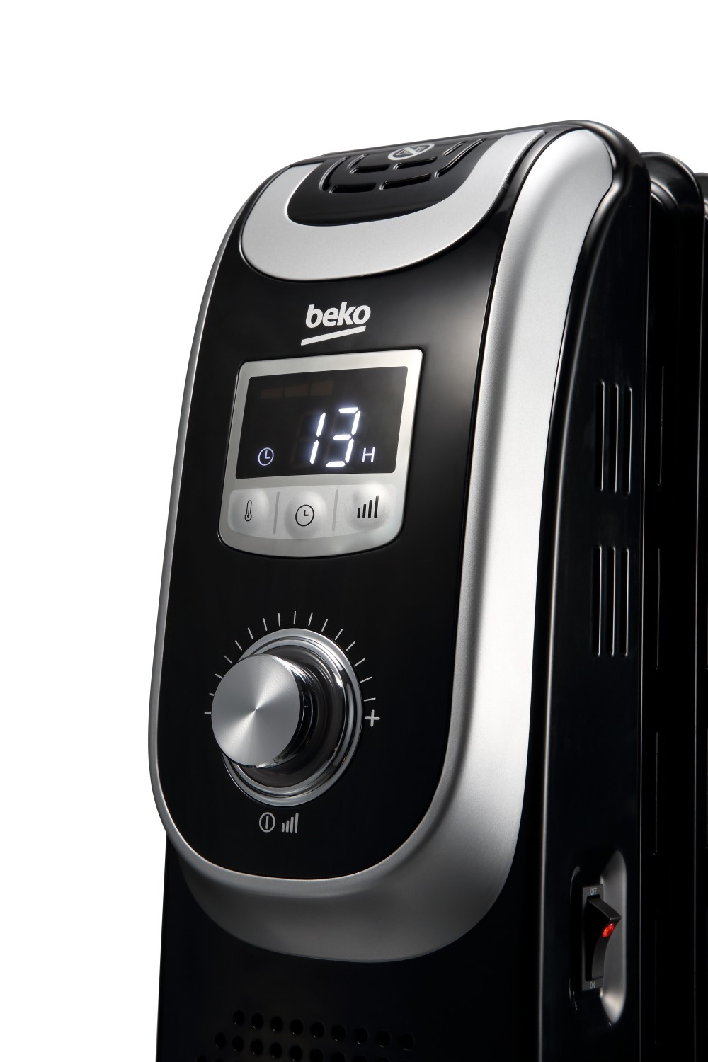 Close-up van een zwart en zilver bedieningspaneel van een elektrische kachel. De merknaam is 'beko'.