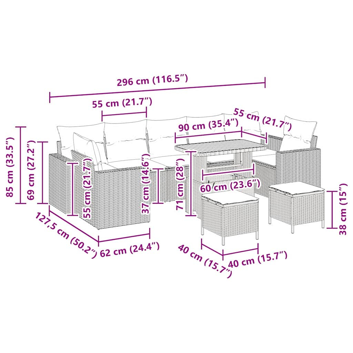 Un set di mobili con dimensioni. Include un divano, un tavolo, sedie e pouf, tutti con un design in vimini e cuscini.
