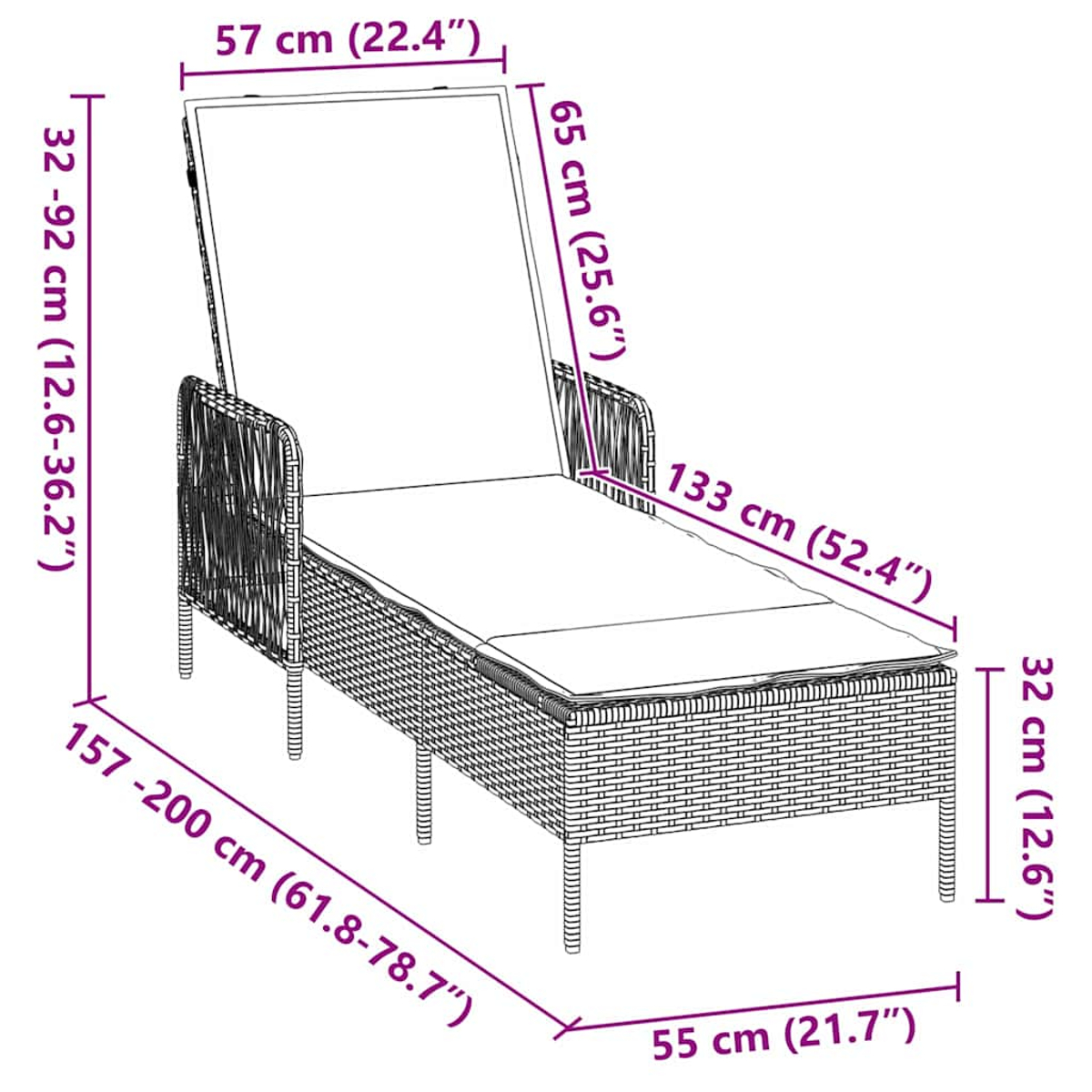Eine Chaiselongue aus Korbgeflecht mit Abmessungen. Sie hat eine verstellbare Rückenlehne und ein Kissen, ideal zur Entspannung.