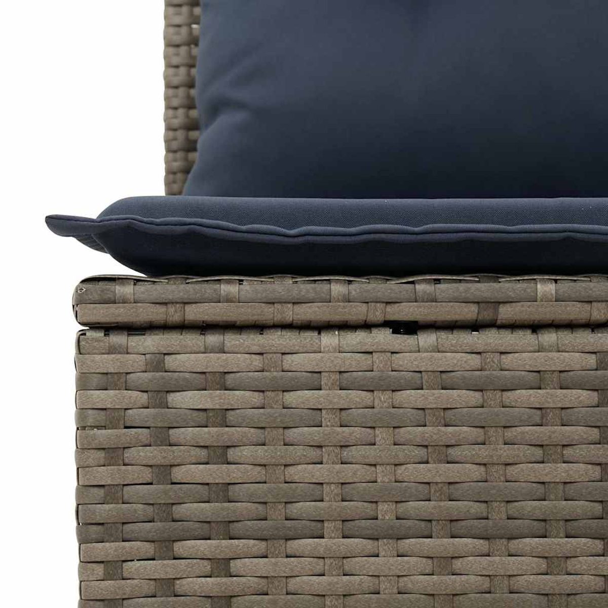 Nahaufnahme eines grauen gewebten Outdoor-Sofas mit einem marineblauen Kissen. Die Details des Gewebes sind sichtbar.