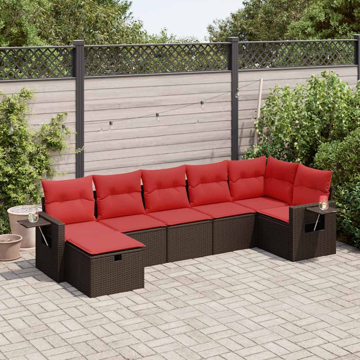 Ein Outdoor-Ecksofa mit braunem Korbgeflecht und roten Kissen. Die Szene spielt sich im Freien auf einer Terrasse ab.