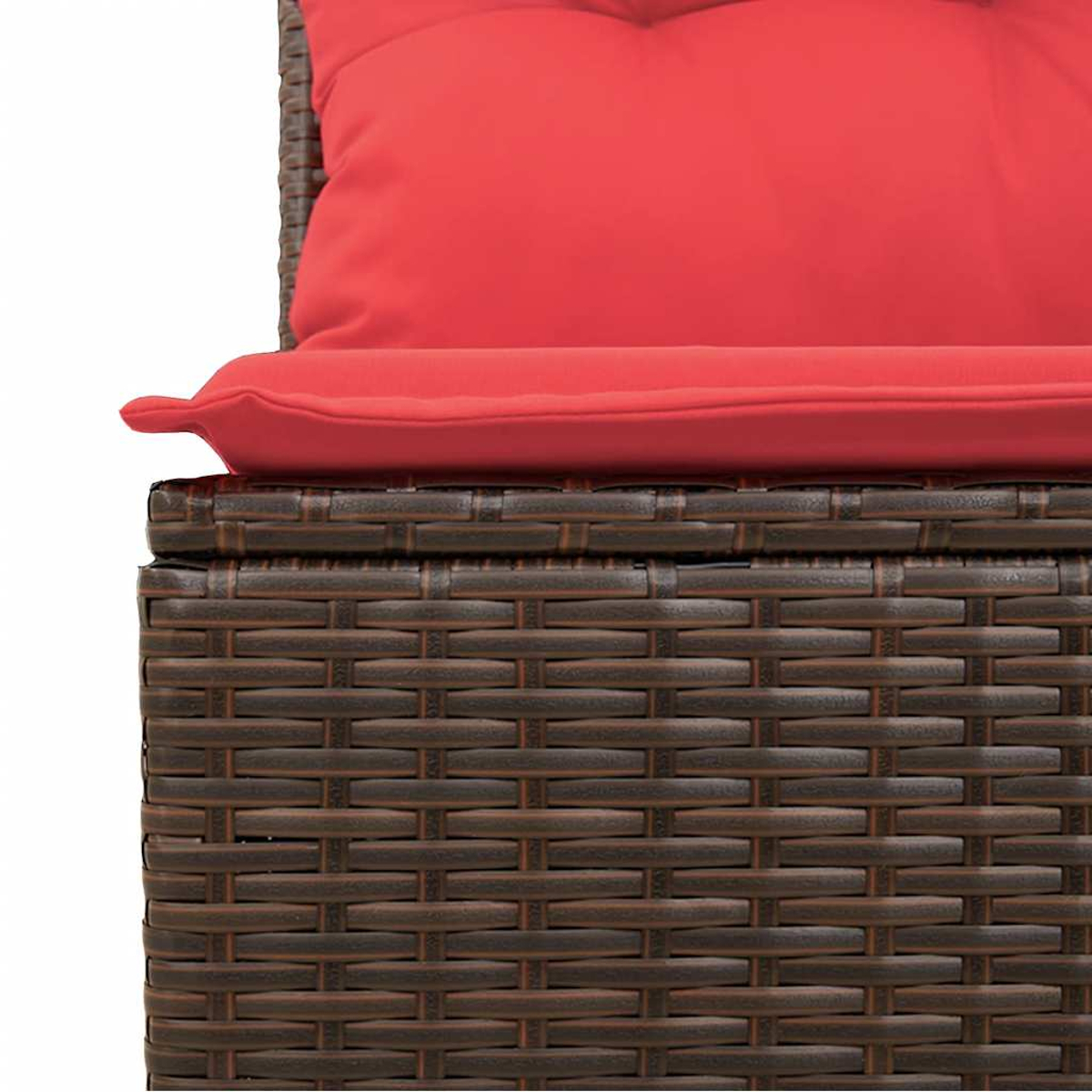 Nahaufnahme eines braunen Rattan-Sofas mit rotem Kissen, zeigt Textur und Farbe.