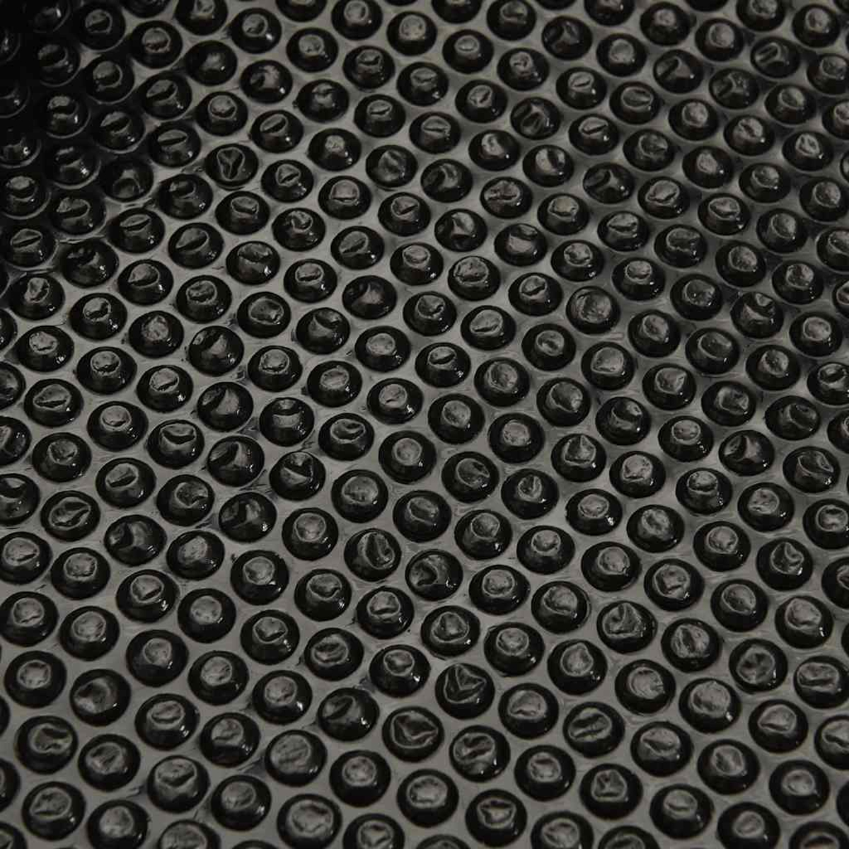 Nahaufnahme von schwarzem Luftpolstermaterial. Die Blasen sind dicht gepackt.