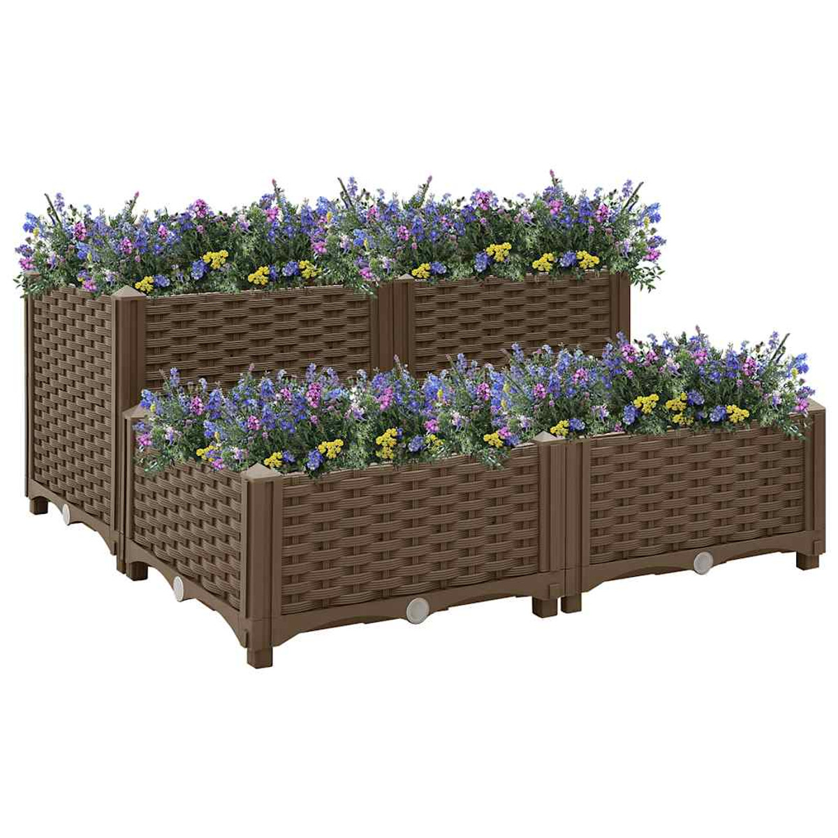 Mehrere braune gewebte Pflanzgefäße mit Blumen. Sie sind in Stufen angeordnet.