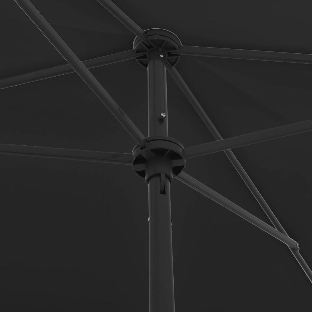 Ansicht der inneren Struktur eines schwarzen Sonnenschirms, mit Rippen und zentralem Mast.