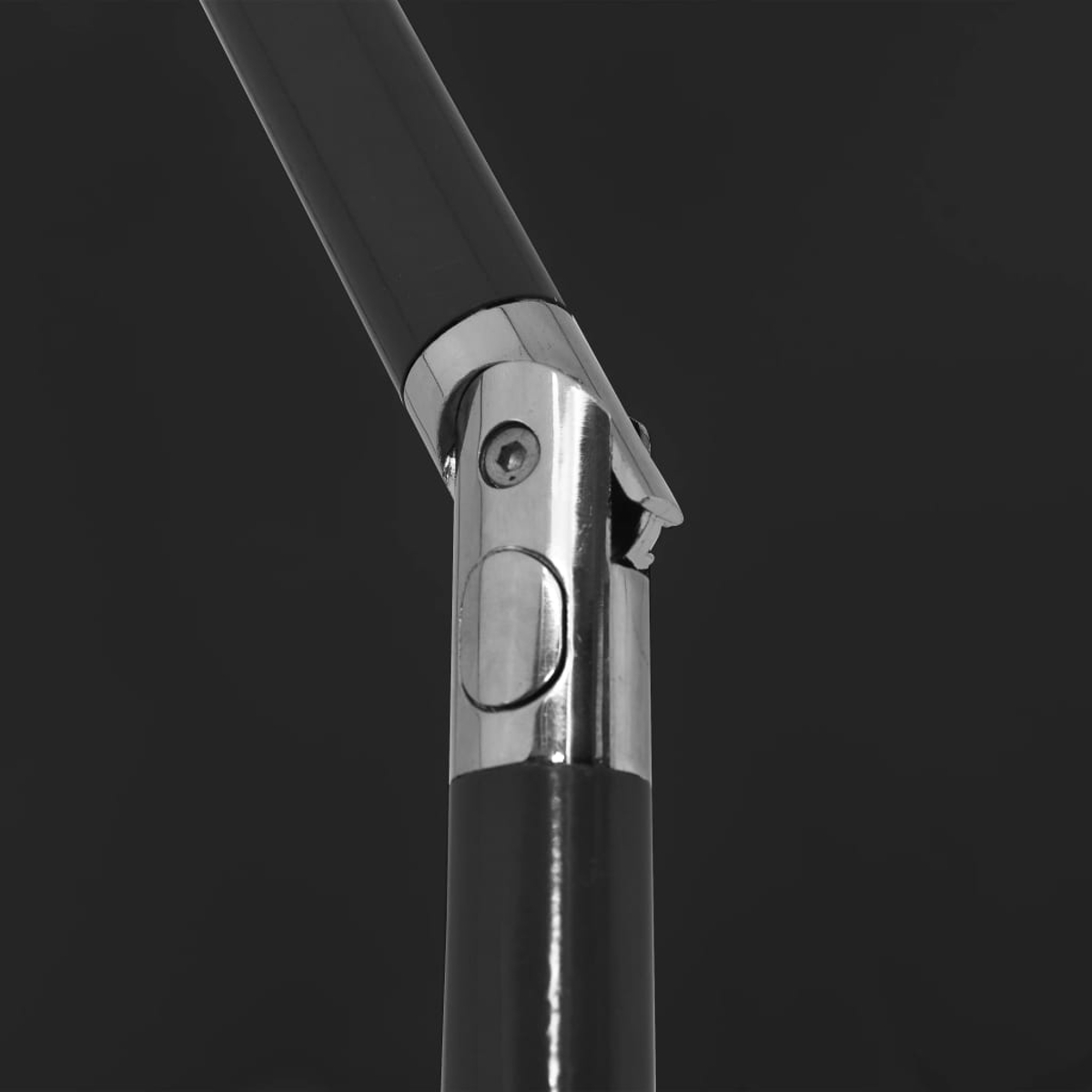 Nahaufnahme eines Metallverbinders an einem schwarzen Schirmmast, mit Schraube und Knopf.