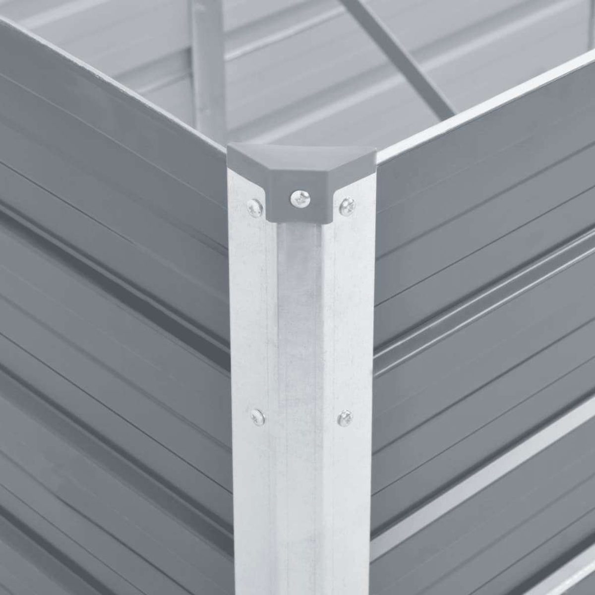 Nahaufnahme einer Ecke mit Metallplatten und sichtbaren Schrauben.