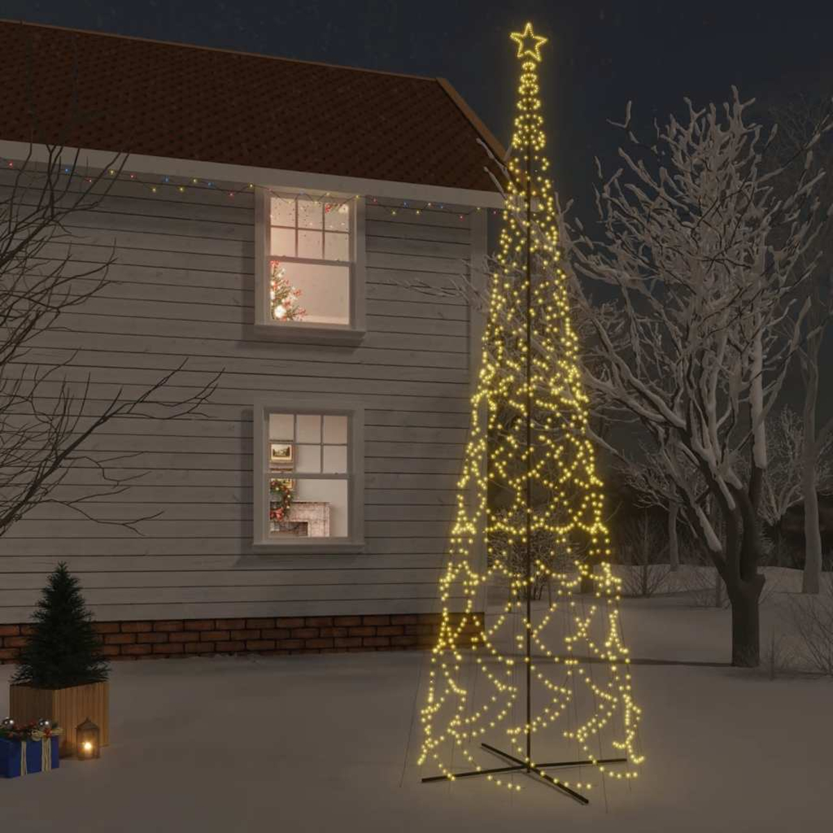 Beleuchteter Weihnachtsbaum bei Nacht, im Freien. Gelbe Lichter an einer schwarzen Struktur, mit Stern. Schnee und Haus.