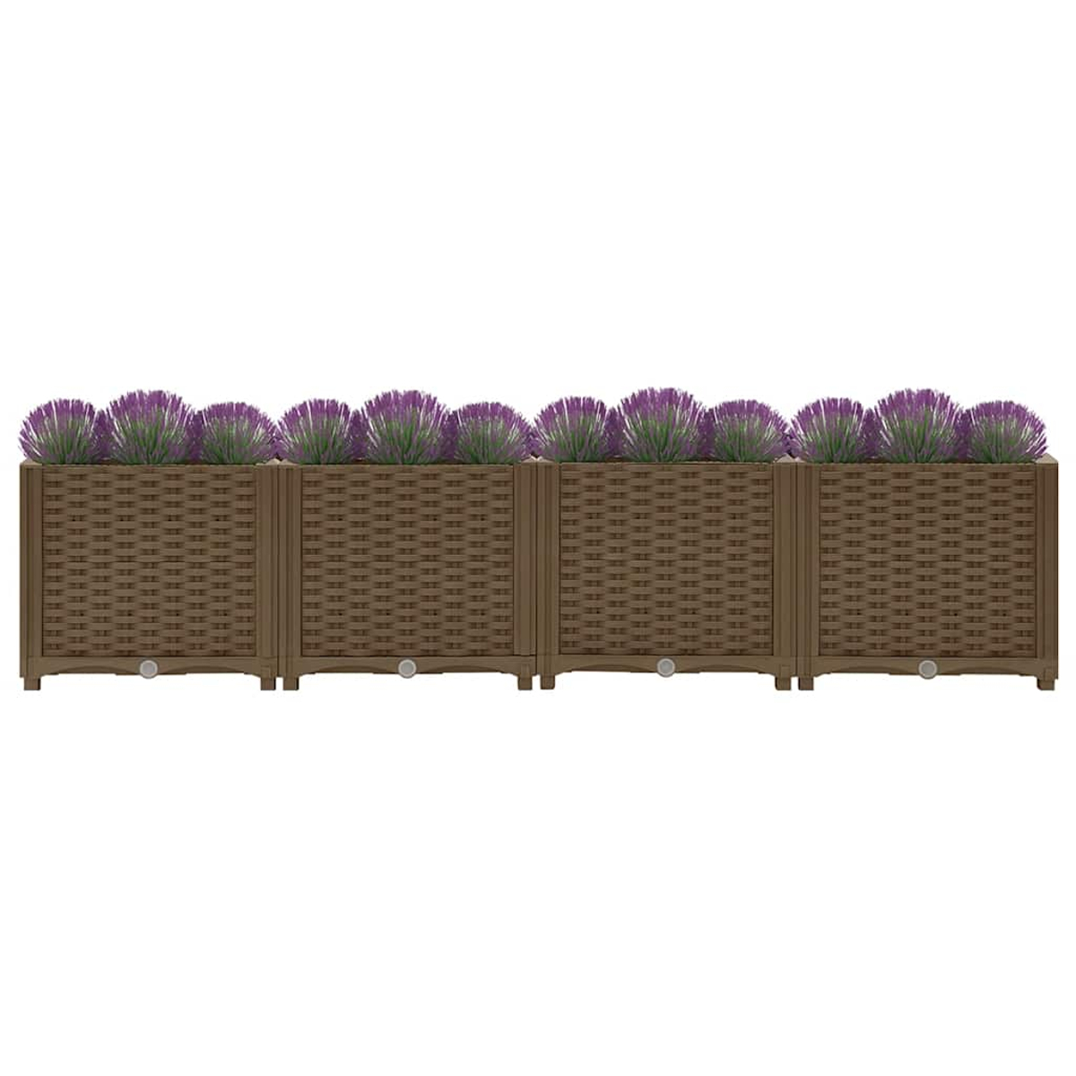 Vier braune, gewebte Pflanzgefäße. Jedes enthält lila Blumen. Weißer Hintergrund.