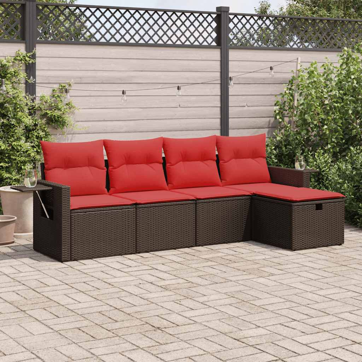 Outdoor-Sofa mit roten Kissen, Tisch und einer Terrasse.