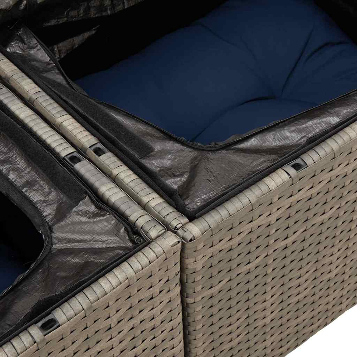 Nahaufnahme, Detail des Rattan-Sofarahmens. Blaues Kissen innen, dunkles Material.