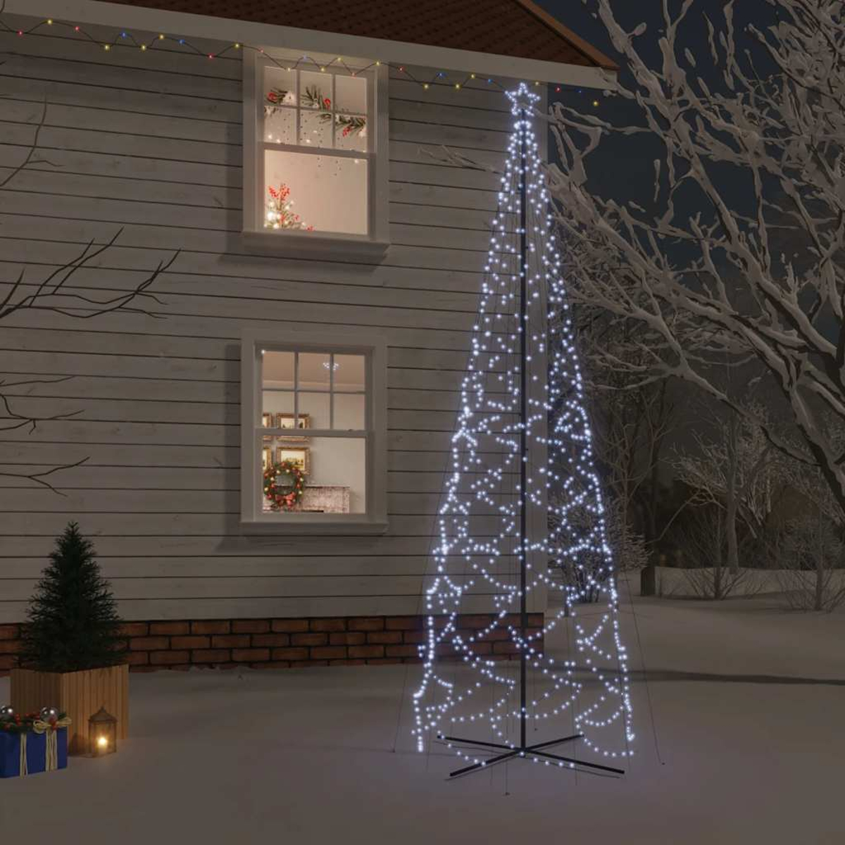 Ein Weihnachtsbaum aus Lichtern im Freien bei Nacht. Er hat einen Stern oben.