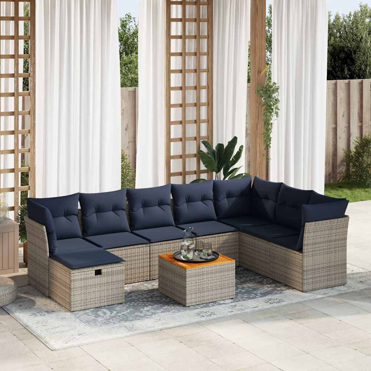 Ein Rattansofa-Set mit blauen Kissen und einem Holztisch, Abmessungen sind angegeben.