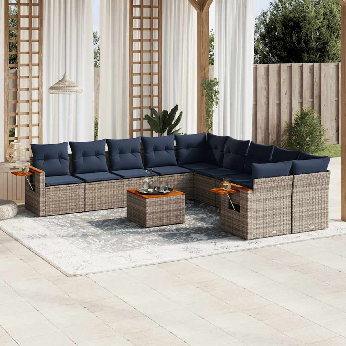 Outdoor-Ecksofa mit blauen Kissen und einem kleinen Couchtisch. Szene unter einer Holzpergola mit transparenten Vorhängen.