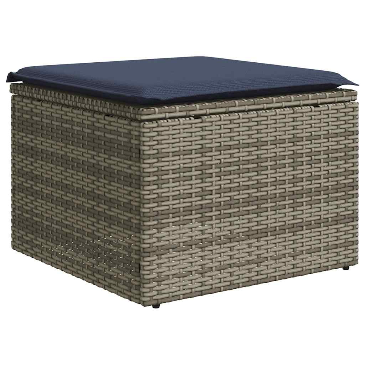 Ein quadratischer Ottoman aus Weide mit einem blauen Kissen obenauf.