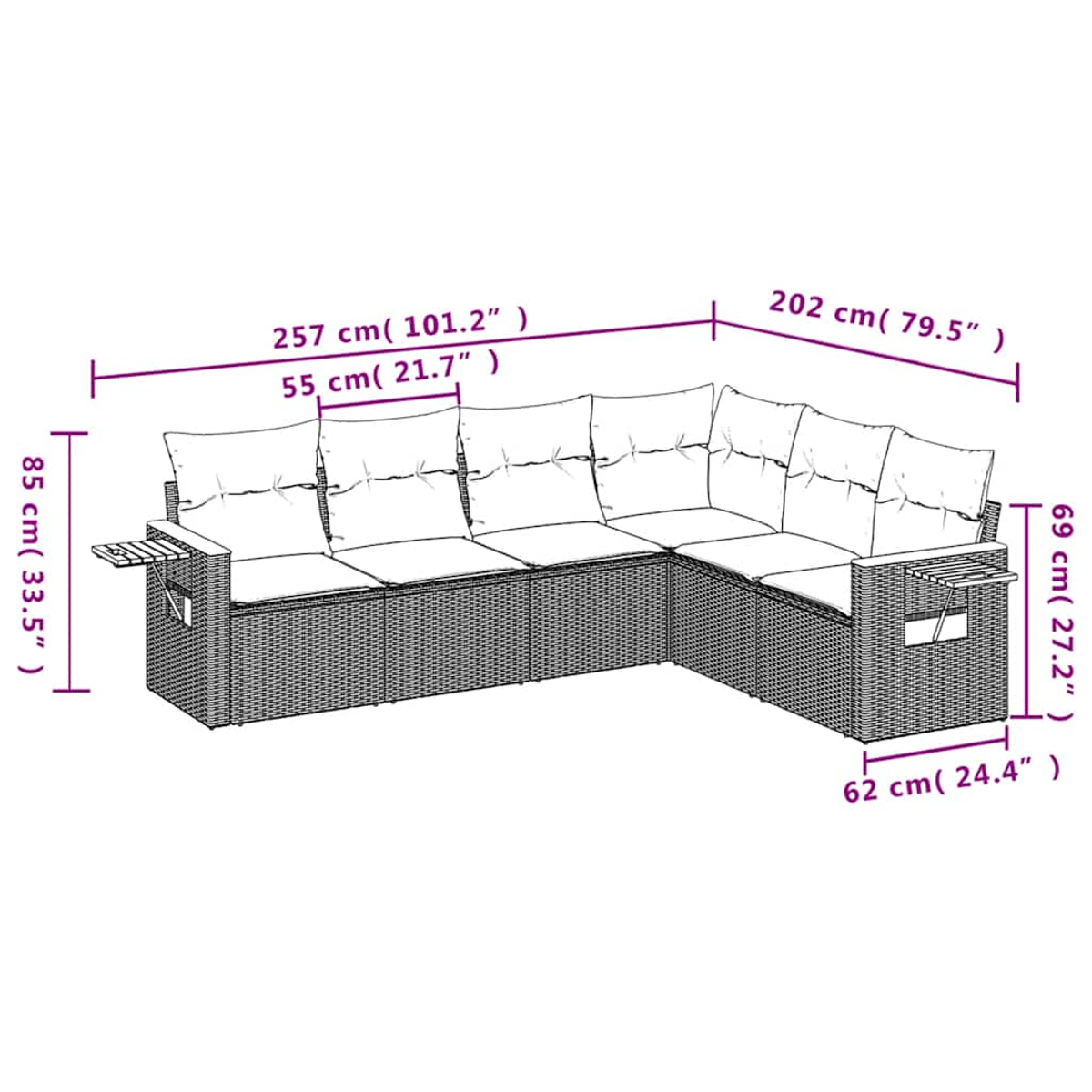 Diagramm eines L-förmigen Sofas mit Maßen. Graues Korbgeflecht, weiße Kissen und Holztische.
