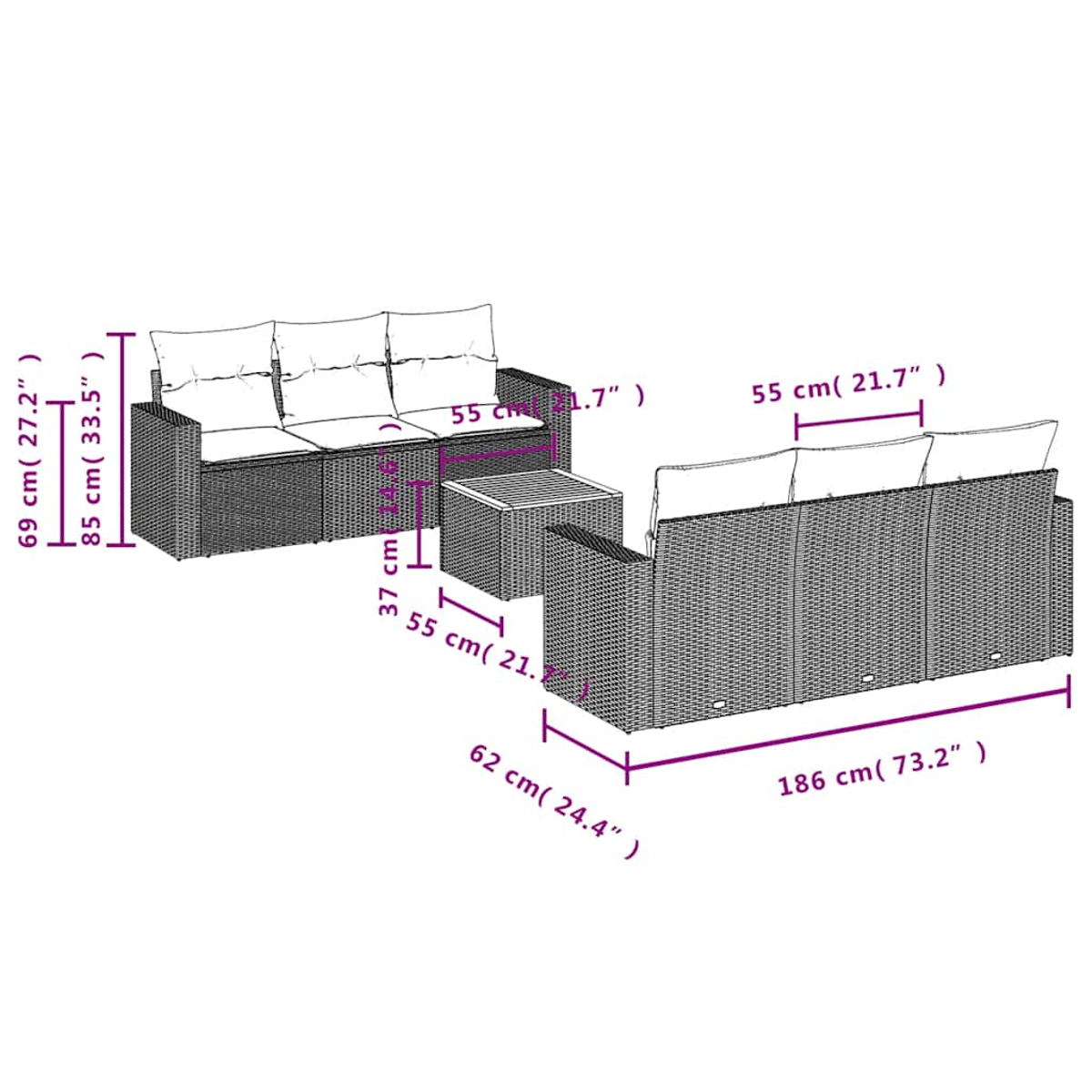 Ein Rattansofa-Set mit Kissen und einem kleinen Tisch wird mit überlagerten Abmessungen gezeigt.